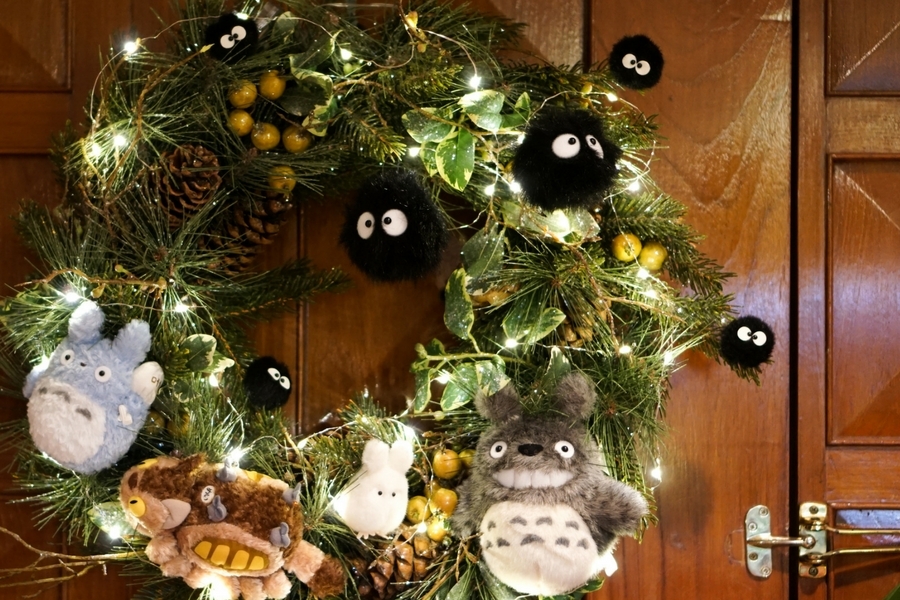 Give a modern twist to the traditional wreath with these plush toys from Totoro Image
