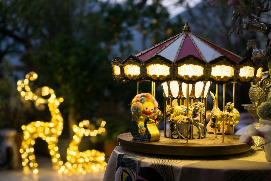 Personalise a traditional carousel with little figurines Image
