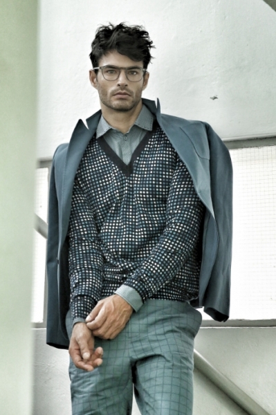 Attire from Bottega Veneta’s Cruise Collection; Eyewear by Oliver Peoples Image