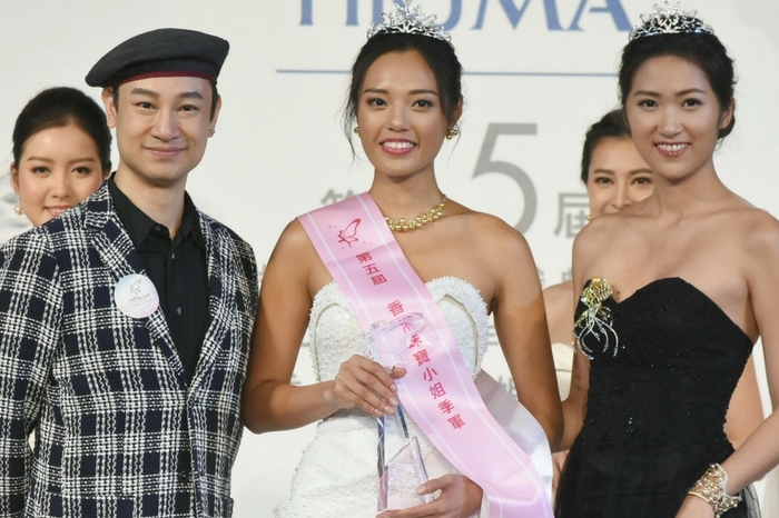 Gary Chung (celebrity makeup artist) presents 2nd runner-up award to Yuki Yeung Image