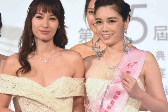 Kate Tsui presents 'My Favorite Miss Jewelry Award' to Haley Chan Image