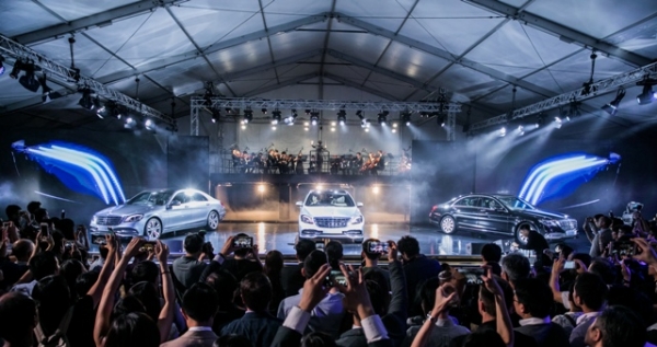 Canto-talking Cars Wow Benz Fans at Hong Kong Launch