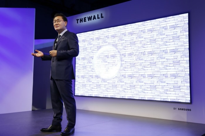The Wall introduced at CES 2018 by Jonghee Han, President of Samsung's Visual Display Business