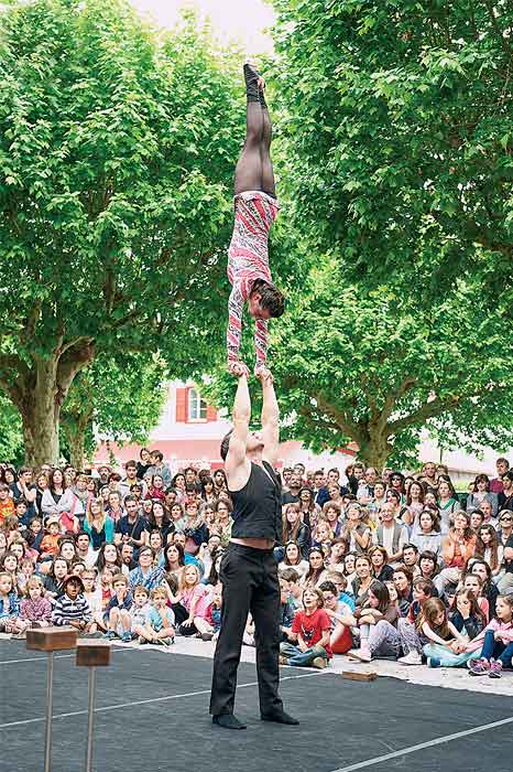 French acrobatic duo La Main s'Affaire
