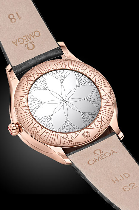 As truly unique touch features on each Trésor model in the form of a special mirrored caseback with a "Her Time" design.