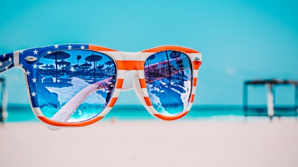 Shades of Summer: Luxury Beach Accessories for a Day by the Sea