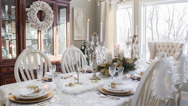 Impress your guests with these sumptuous Christmas table setting ideas