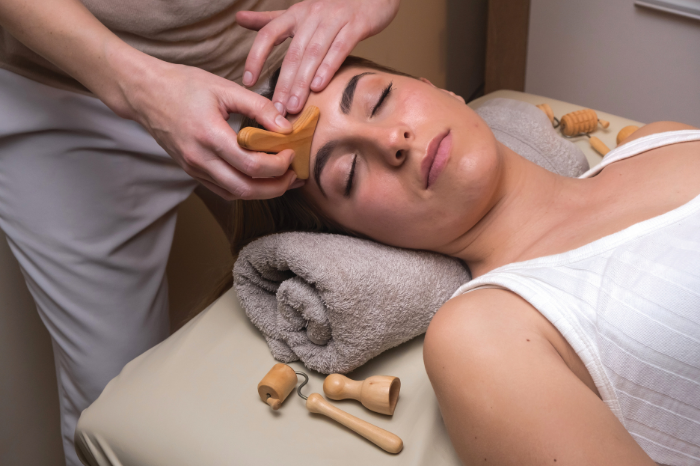 wellness-health-beauty-benefits-lymphatic-drainage-massage-gafencu-sense-of-touch-face-massage