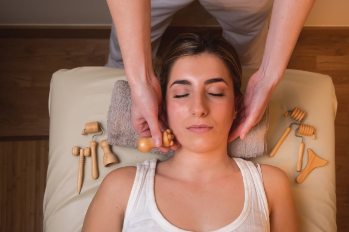 wellness-health-beauty-benefits-lymphatic-drainage-massage-gafencu-sense-of-touch-neck-massage