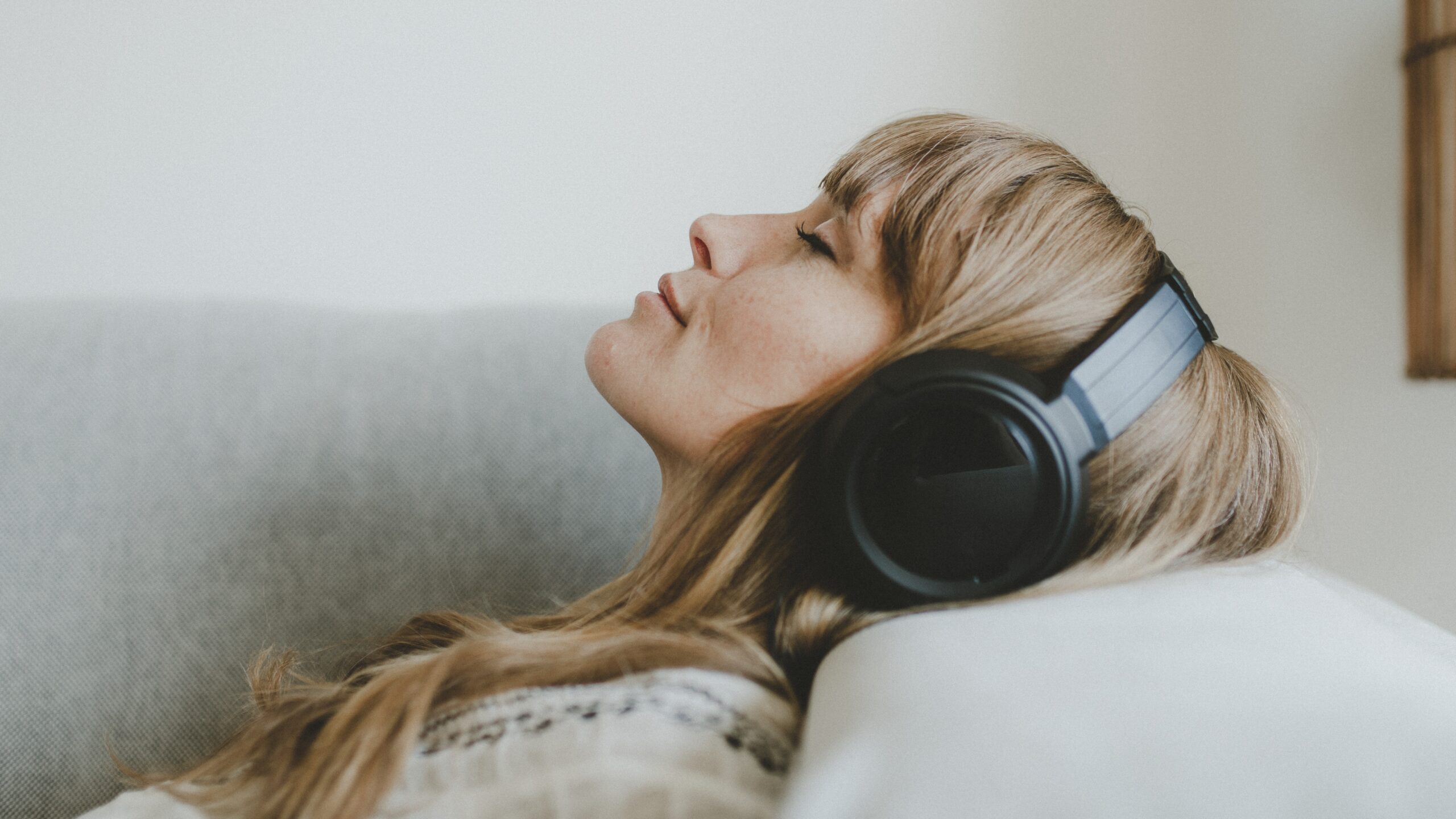 Playlists that can help you fall asleep in 10 minutes – the connection between sleep and music