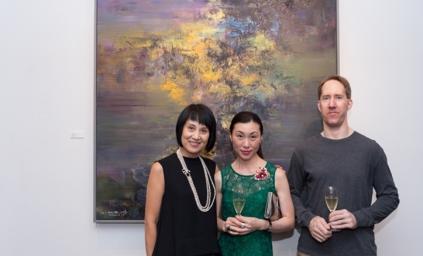 Cocktails and art at Opera Gallery